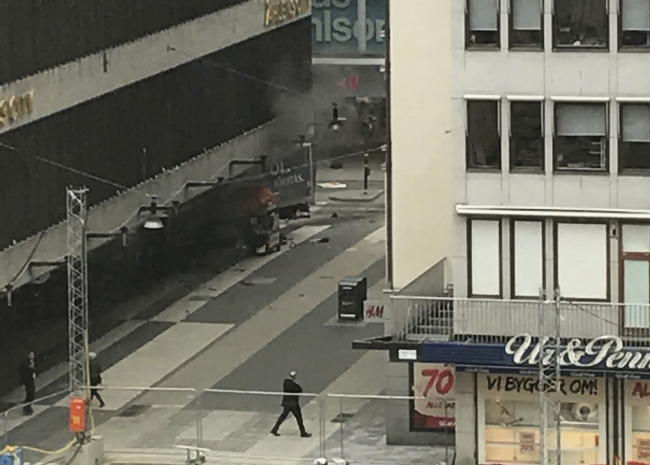 İsveç'te kamyonlu terör saldırısı: Ölü ve yaralılar var
